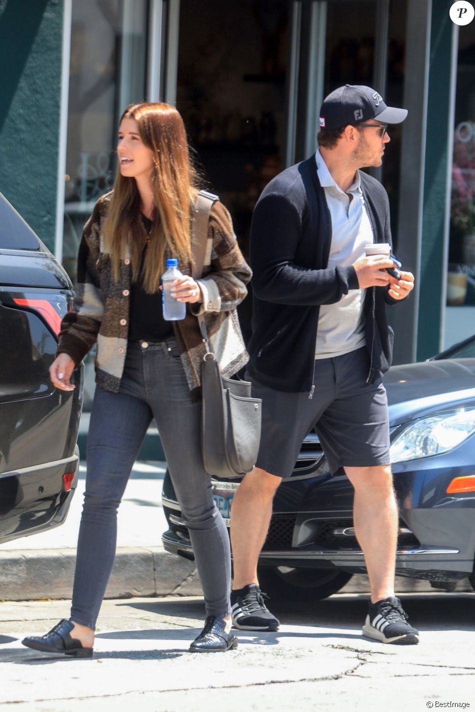 Exclusif - Chris Pratt et sa fiancée Katherine Schwarzenegger s&#039;embrassent dans les rues de West Hollywood, le 25 avril 2019.  For germany call for price Exclusive - Lovebirds Chris Pratt and Katherine Schwarzenegger share a kiss after a coffee run in West Hollywood. 25th april 2019.25/04/2019 - Los Angeles