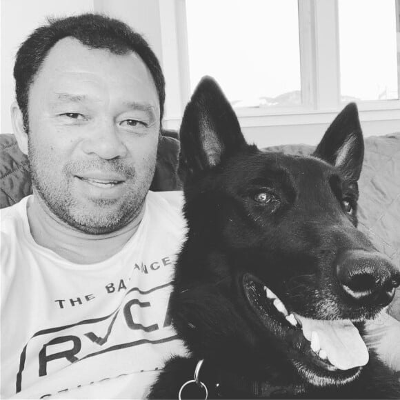 Sunny Garcia avec son chien Storm, photo Instagram du 17 mars 2019. Le 29 avril 2019, la World Surf League a révélé que le surfeur hawaïen et ancien champion du monde (2000) se trouvait hospitalisé en soins intensifs.