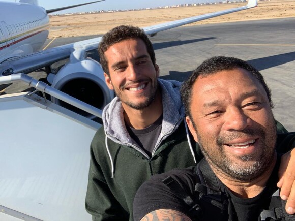 Sunny Garcia avec le surfeur marocain Ramzy Boukhiam, photo Instagram du 5 mars 2019 au Maroc. Le 29 avril 2019, la World Surf League a révélé que le surfeur hawaïen et ancien champion du monde (2000) se trouvait hospitalisé en soins intensifs.