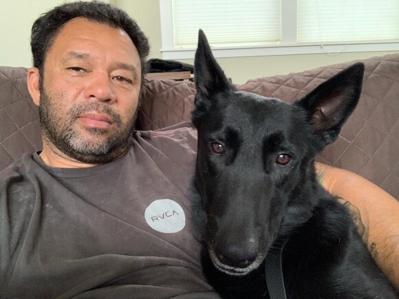 Sunny Garcia avec son chien Storm, photo Instagram du 2 avril 2019. Le 29 avril 2019, la World Surf League a révélé que le surfeur hawaïen et ancien champion du monde (2000) se trouvait hospitalisé en soins intensifs.