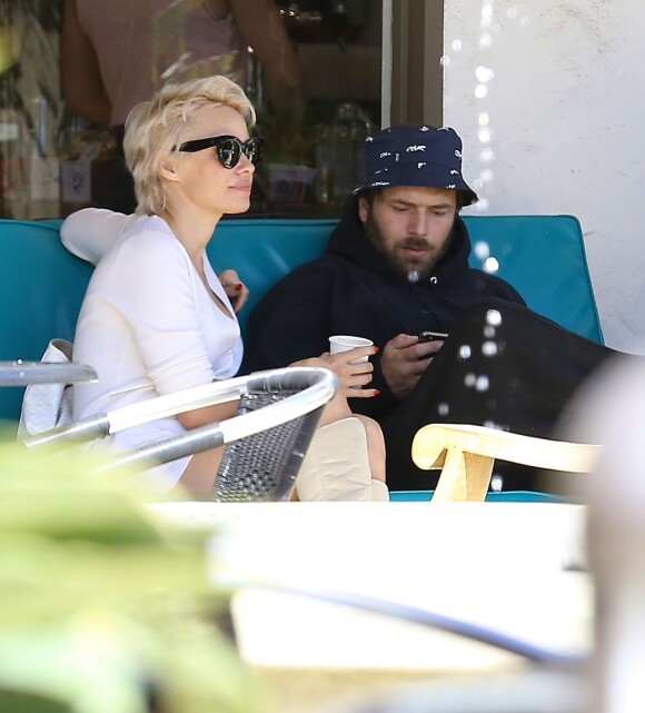 Pamela Anderson déjeune avec son mari Rick Salomon et des amis à Malibu, le 8 mars 2014