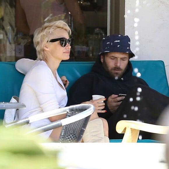 Pamela Anderson déjeune avec son mari Rick Salomon et des amis à Malibu, le 8 mars 2014