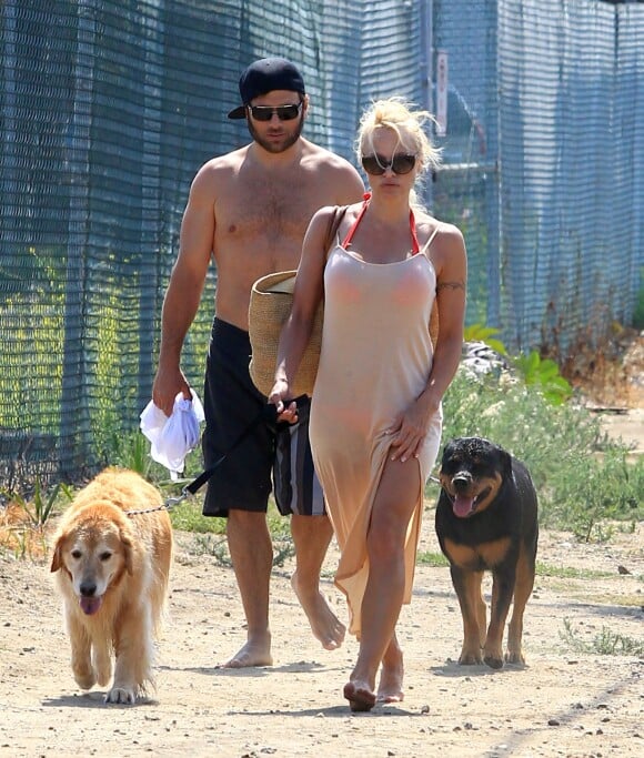 Pamela Anderson promene ses chiens en compagnie de son ex mari Rick Salomon a Los Angeles le 5 juillet 2013.