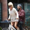 Pamela Anderson fait du vélo avec son mari Rick Salomon à Malibu, le 8 juin 2014.