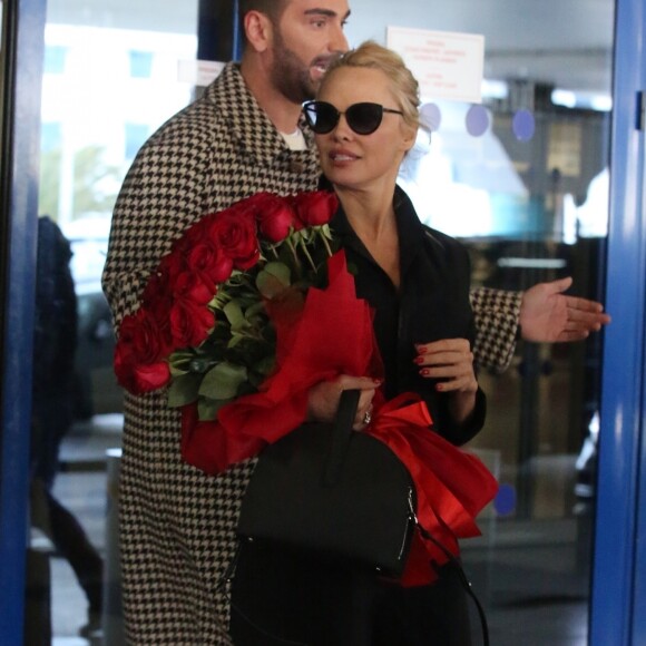 Pamela Anderson arrive à l'aéroport d'Athènes en Grèce, le 24 février 2019.