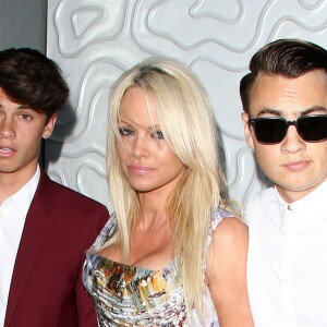 Pamela Anderson et ses fils Dylan Jagger Lee, Brandon Thomas Lee - Tapis rouge du " Mercy for Animals Hidden Heroes Gala 2015 " à Los Angeles. Le 29 Août 2015