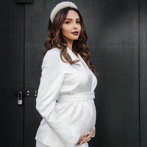 Nabilla, enceinte de 4 mois, dévoile son joli baby bump en total look blanc le 4 mai 2019.