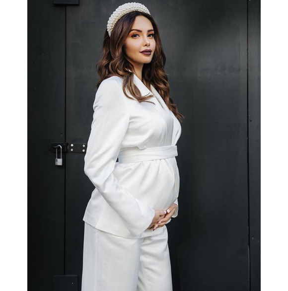 Nabilla, enceinte de 4 mois, dévoile son joli baby bump en total look blanc le 4 mai 2019.