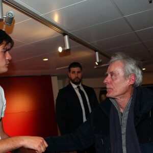 Exclusif - Alain-Fabien Delon reçoit la visite de son oncle Jean-François Delon ( qu'il ne connaissait pas) lors de la dédicace de son roman "De la race des seigneurs" aux éditions Stock à la FNAC des Ternes à Paris le 14 février 2019. © Sébastien Valiela/Bestimage