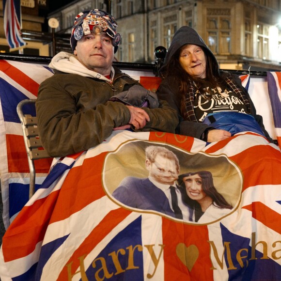 Les fans du duc et de la duchesse de Sussex attendent la naissance du royal baby dans les rues de Windsor, Royaume Uni, le 5 mai 2019.