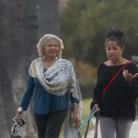 Exclusif - Doria Ragland (mère de Meghan Markle sur le point d'accoucher de son premier enfant) promène ses chiens avec une voisine à Los Angeles le 11 avril 2019. Alors que l'accouchement de Meghan Markle approche à grand pas, sa mère Doria Ragland a prévu de se rendre à Londres pour aider sa fille à ce moment-là, mais également pour les semaines suivantes.