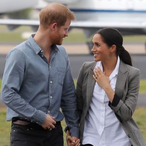 Le prince Harry, duc de Sussex et sa femme Meghan Markle, duchesse de Sussex (enceinte) à leur arrivée à Dubbo en Australie dans le cadre de leur première tournée officielle, le 17 octobre 2018.