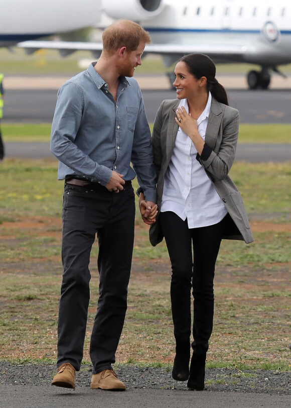 Le prince Harry, duc de Sussex et sa femme Meghan Markle, duchesse de Sussex (enceinte) à leur arrivée à Dubbo en Australie dans le cadre de leur première tournée officielle, le 17 octobre 2018.