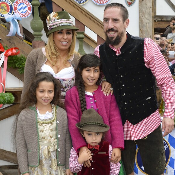Franck Ribéry célèbre la fête de la bière "Oktoberfest" avec sa femme Wahiba et ses enfants Salif, Shakinez et Hizya à Munich en Allemagne le 5 octobre 2014.