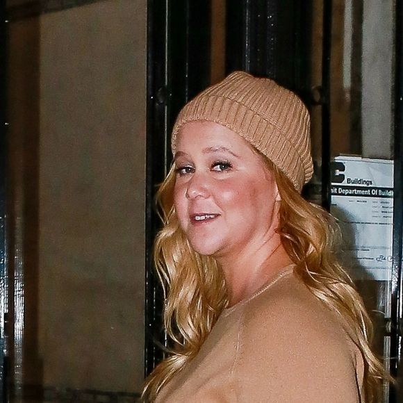 Exclusif - Premières photos de Amy Schumer enceinte dans les rues de New York depuis l'annonce de cet heureux événement sur les réseaux sociaux. Huit mois après son mariage avec le chef cuisinier Chris Fisher, Amy Schumer s'apprête à décrocher son plus beau rôle en devenant maman pour la première fois.