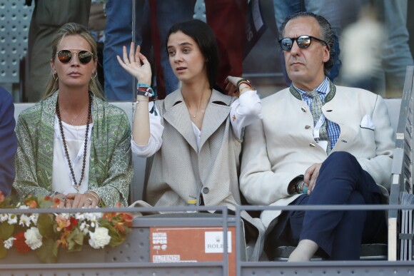 Victoria Federica de Borbon y Marichalar, fille de l'infante Elena d'Espagne, et son père Jaime de Marichalar dans les tribunes lors du Masters 1000 de tennis de Madrid, le 12 mai 2019.