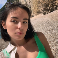 Agathe Auproux atteinte d'un cancer : elle assume son cathéter en bikini