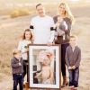 Bode Miller avec son épouse Morgane Beck Miller, ses quatre enfants, et un portrait de sa fille décédée Emeline. Instagram, le 25 décembre 2018.