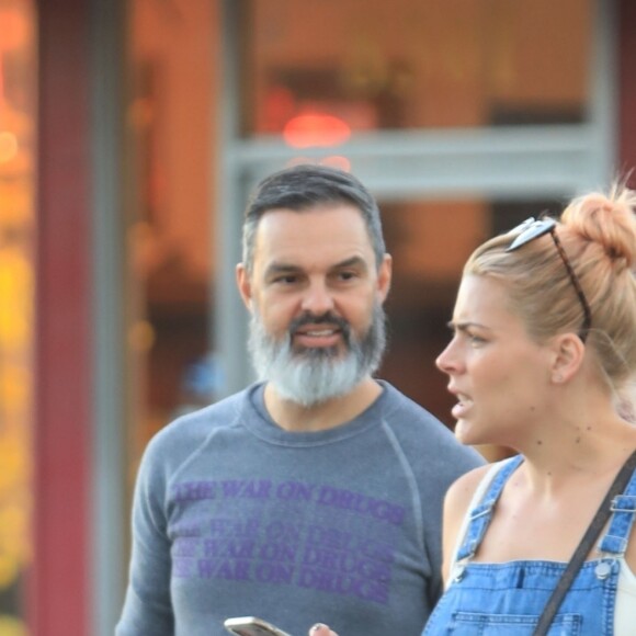 Exclusif - Busy Philipps et son mari Marc Silverstein aident une femme blessée après une chute à trottinette le 27 janvier 2019.