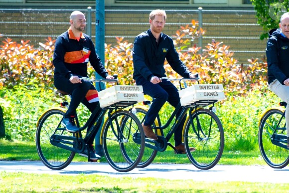 Le prince Harry, duc de Sussex fait du vélo dans le cadre de son déplacement à La Haye pour la prochaine compétition Invictus Games, La Haye, le 9 mai 2019. Prince Harry enjoys a bicycle ride during the Invictus Games presentation. The Hague, May 9th 2019.09/05/2019 - La Haye