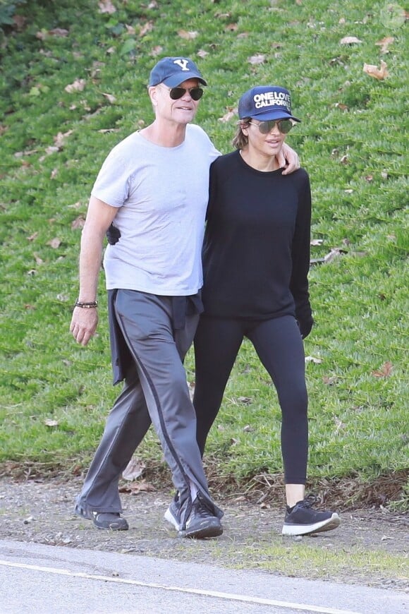 Exclusif - Lisa Rinna et son mari Harry Hamlin se baladent en amoureux au Tree People Park sur les hauteurs de Beverly Hills, le 16 décembre 2018