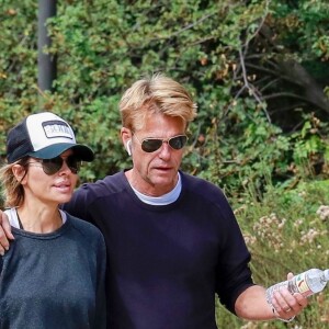 Exclusif - Lisa Rinna et son mari Harry Hamlin se promènent dans les rues de Beverly Hills. Le 14 octobre 2018