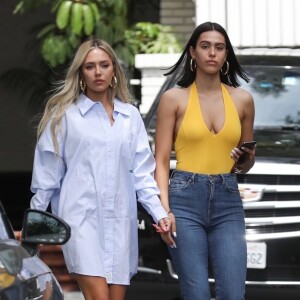 Amelia et Delilah Hamlin à la sortie du Chateau Marmont à Los Angeles, le 11 avril 2019.