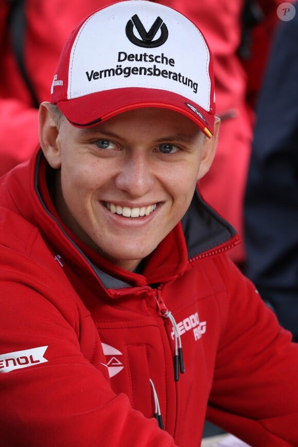Info - Mick Schumacher, le fils de Michael, va faire ses débuts en Formule 1 avec Ferrari - Mick Schumacher au paddock lors du grand prix de formule 3 de Nurburg le 10 septembre 2017.