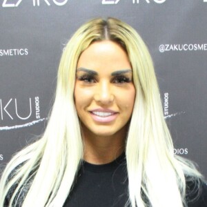 Exclusif - Katie Price lors de l'inauguration du salon de beauté 'Zaku Artistry Studios' à Epsom au Royaume-Uni, le 10 mai 2019.  Exclusive - Germany call for price - The British Glamour Model Katie Price and special celebrity guests at the opening of a new salon launch called Zaku Artistry Studios in Epsom, Surrey on May 10, 2019.10/05/2019 - Epsom