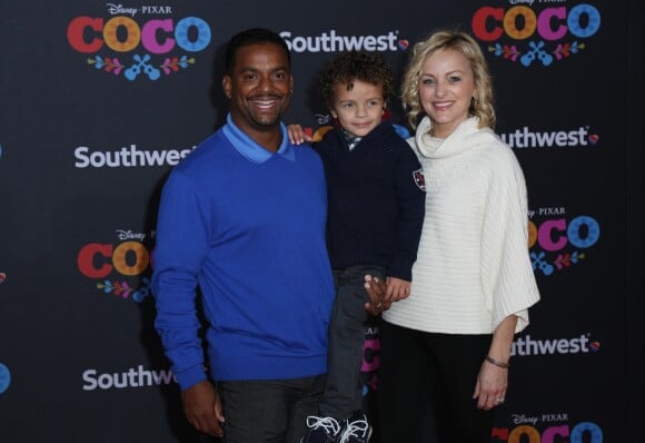 Alfonso Ribeiro avec sa femme Angela Unkrich et son fils Anders Reyn Ribeiro à la première de 'Coco' au théâtre El Capitan à Hollywood, le 8 novembre 2017