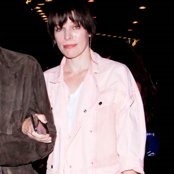 Milla Jovovich et son mari se promènent sur le Walk of Fame à Hollywood, Los Angeles, le 5 may 2019.