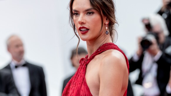 Alessandra Ambrosio : Sensationnelle à Cannes, elle échappe à l'accident mode
