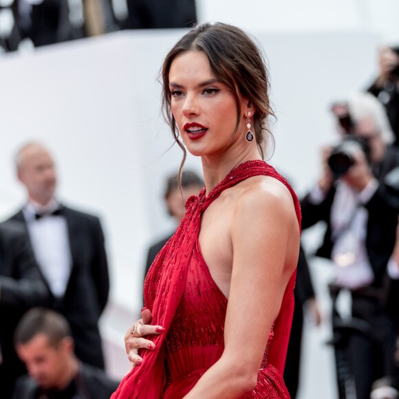 Alessandra Ambrosio - Montée des marches du film "Les Misérables" lors du 72ème Festival International du Film de Cannes. Le 15 mai 2019 © Jacovides-Moreau / Bestimage