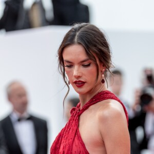 Alessandra Ambrosio - Montée des marches du film "Les Misérables" lors du 72ème Festival International du Film de Cannes. Le 15 mai 2019 © Jacovides-Moreau / Bestimage