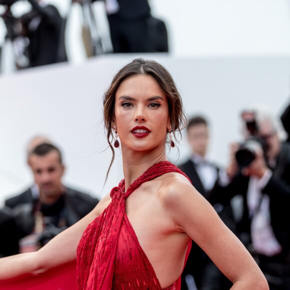 Alessandra Ambrosio - Montée des marches du film "Les Misérables" lors du 72ème Festival International du Film de Cannes. Le 15 mai 2019 © Jacovides-Moreau / Bestimage