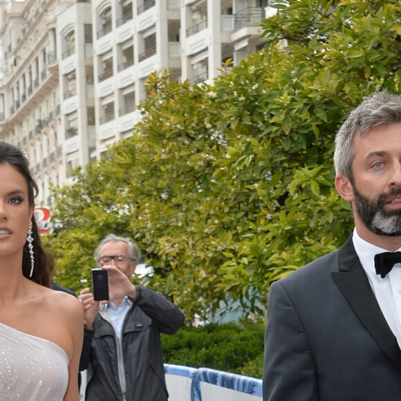 Alessandra Ambrosio à la projection de "The Dead Don't Die" lors de l'ouverture du 72e Festival International du Film de Cannes, le 14 mai 2019.