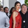 Alessandra Ambrosio quitte l'hôtel Martinez à Cannes. Le 15 mai 2019.