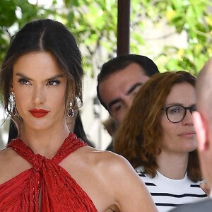 Alessandra Ambrosio quitte l'hôtel Martinez à Cannes. Le 15 mai 2019.