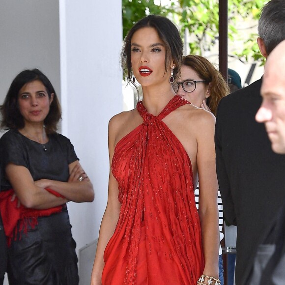 Alessandra Ambrosio quitte l'hôtel Martinez à Cannes. Le 15 mai 2019.