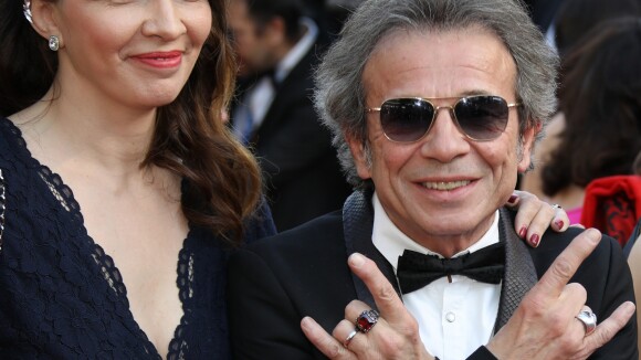 Philippe Manoeuvre et sa jeune épouse Candice, chic et rock à Cannes