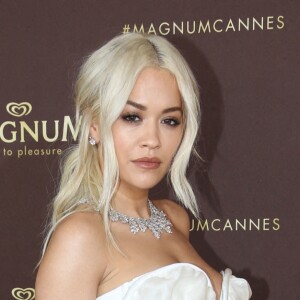 Rita Ora assiste à l'inauguration de la plage Magnum Cannes en marge du 72e Festival de Cannes. Cannes, le 16 mai 2019.