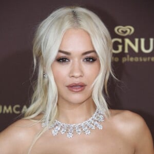 Rita Ora assiste à l'inauguration de la plage Magnum Cannes en marge du 72e Festival de Cannes. Cannes, le 16 mai 2019.