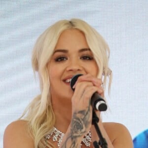 Rita Ora assiste à l'inauguration de la plage Magnum Cannes en marge du 72e Festival de Cannes. Cannes, le 16 mai 2019.