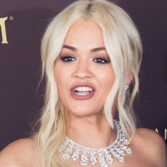 Rita Ora assiste à l'inauguration de la plage Magnum Cannes en marge du 72e Festival de Cannes. Cannes, le 16 mai 2019.