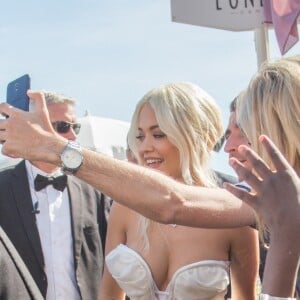 Rita Ora à l'issue de l'inauguration de la plage Magnum Cannes en marge du 72e Festival de Cannes. Cannes, le 16 mai 2019.