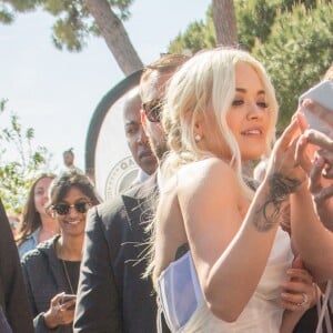 Rita Ora à l'issue de l'inauguration de la plage Magnum Cannes en marge du 72e Festival de Cannes. Cannes, le 16 mai 2019.