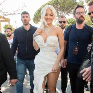 Rita Ora à l'issue de l'inauguration de la plage Magnum Cannes en marge du 72e Festival de Cannes. Cannes, le 16 mai 2019.