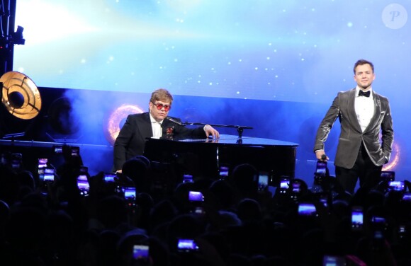 Elton John et Taron Egerton lors de la soirée du film "Rocketman" sur la plage du Carlton lors du 72ème Festival International du Film de Cannes, le 16 mai 2019. © Denis Guignebourg/Bestimage