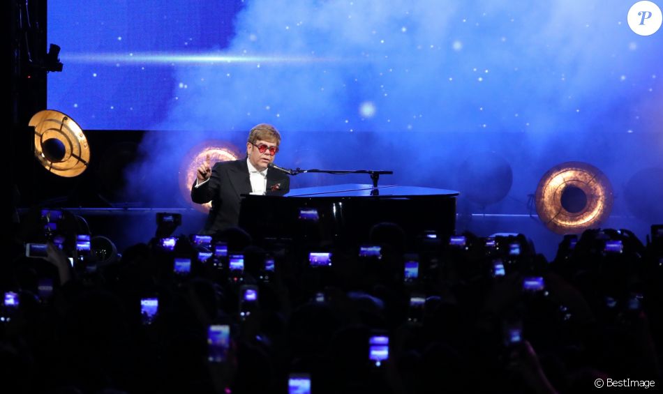 Elton John Lors De La Soirée Du Film Rocketman Sur La Plage