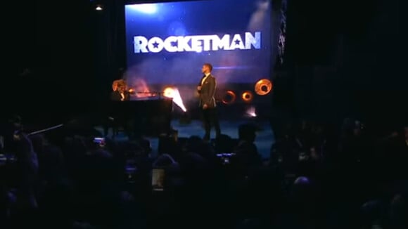 Elton John et Taron Egerton interprétant Rocketman lors de la soirée du film du même nom au Festival de Cannes le 16 mai 2019